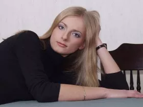 Nina belle blonde pense a ton sexe 